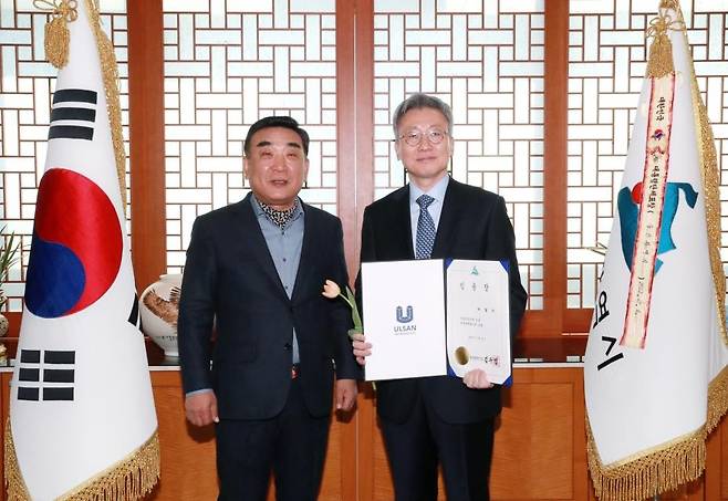 6일 울산시청 시장집무실에서 김두겸 울산시장(왼쪽)이 박철민 신임 울산시 국제관계대사에게 임용장을 전달하고 있다. [울산시 제공. 재판매 및 DB 금지]