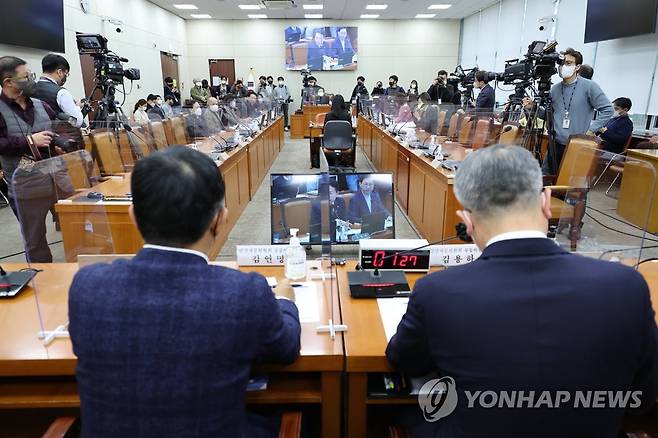 연금개혁특별위원회 전체회의 (서울=연합뉴스) 임화영 기자 = 김용하(오른쪽)·김연명 민간자문위원회 공동위원장이 3일 오후 국회에서 열린 연금개혁특별위원회 전체회의에 참석하고 있다. 2023.1.3 hwayoung7@yna.co.kr