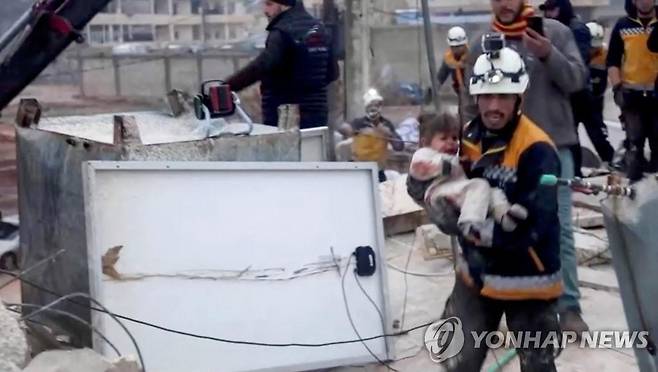 시리아 반군 지역에서 어린이 구조한 구조대원 [로이터=연합뉴스 자료사진. 재판매 및 DB 금지]