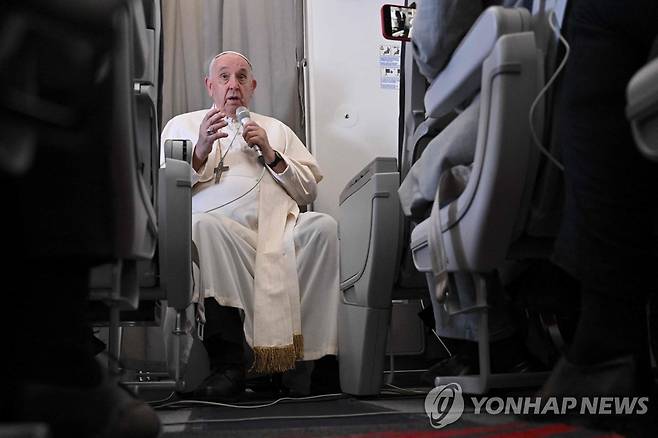 귀국길 기내 기자간담회 하는 프란치스코 교황 (AFP=연합뉴스) 프란치스코 교황이 5일(현지시간) 아프리카 순방을 마치고 이탈리아 로마로 향하는 전용기에서 기자들과 만나 발언하고 있다. 2023.02.06 photo@yna.co.kr