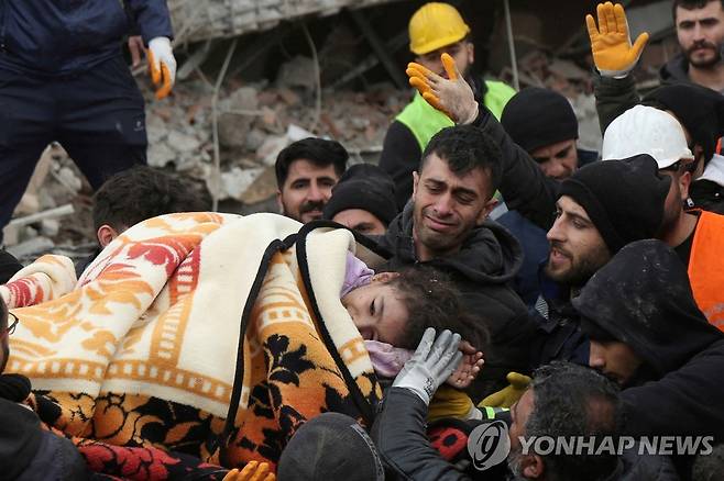 튀르키예 붕괴 건물 잔해에서 구조된 소녀 [로이터=연합뉴스 자료사진. 재판매 및 DB 금지]