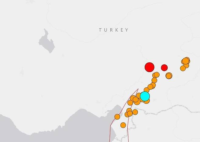 6일 튀르키예에서 발생한 강진과 그 여진들 동그라미 하나하나가 지진 발생 위치와 그 규모를 나타낸다. 미국 지질조사국(USGS) 홈페이지 캡처