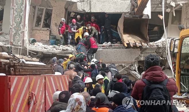 강진으로 무너진 튀르키예 남동부 디야르바키르의 건물에서 생존자를 구출하는 모습.  [EPA 연합뉴스 자료사진. 재판매 및 DB 금지]