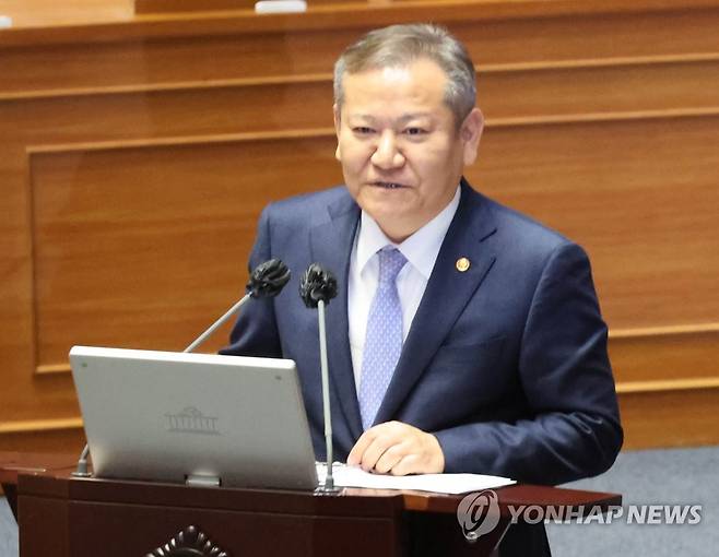 이상민 행정안전부 장관 (서울=연합뉴스) 백승렬 기자 = 이상민 행정안전부 장관이 6일 국회 본회의에서 열린 정치·외교·통일·안보 분야 대정부질문에서 정청래 의원의 질문에 답변하고 있다. 2023.2.6 srbaek@yna.co.kr