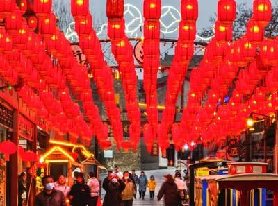2023년 2월 3일 사진: 중국 동부 산둥성 짜오좡시 쉐청구의 한 명승지. 이곳은 연등 축제를 맞이해 중국 전통 요소와 다채로운 연등으로 특별하게 장식됐다. (사진 제공: Hong Xiaodong)