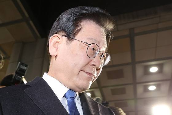 더불어민주당 이재명 대표가 28일 오후 서울 서초구 서울중앙지방검찰청에서 차량으로 향하고 있다. 〈사진=연합뉴스〉