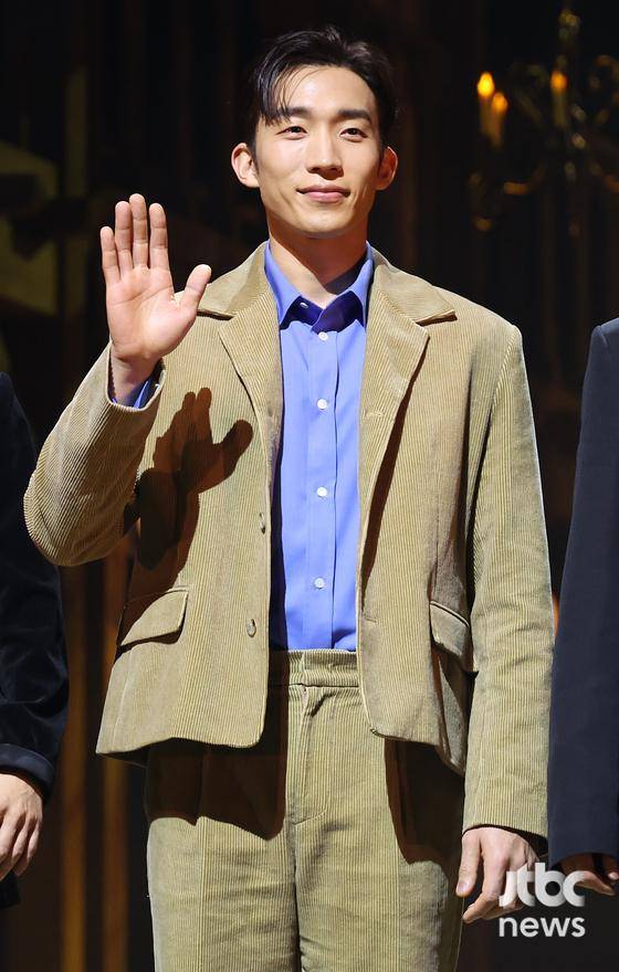 7일 오후 서울 서초구 예술의전당 CJ토월극장에서 연극 '셰익스피어 인 러브' 기자간담회가 열렸다.   배우 송영규, 임철형, 정소민, 채수빈, 김유정, 정문성, 이상이, 김성철이 참석해 포즈를 취하고 있다.  박세완 엔터뉴스팀 기자 park.sewan@jtbc.co.kr (콘텐트비즈니스본부)