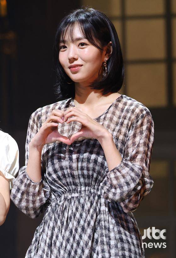 7일 오후 서울 서초구 예술의전당 CJ토월극장에서 연극 '셰익스피어 인 러브' 기자간담회가 열렸다.   배우 송영규, 임철형, 정소민, 채수빈, 김유정, 정문성, 이상이, 김성철이 참석해 포즈를 취하고 있다.  박세완 엔터뉴스팀 기자 park.sewan@jtbc.co.kr (콘텐트비즈니스본부)