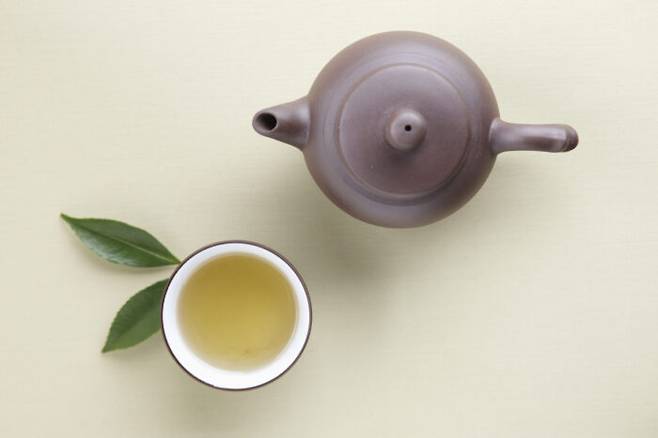 녹차는 콜레스테롤 수치를 낮추는데 도움이 되는 음료다. [사진=클립아트코리아]