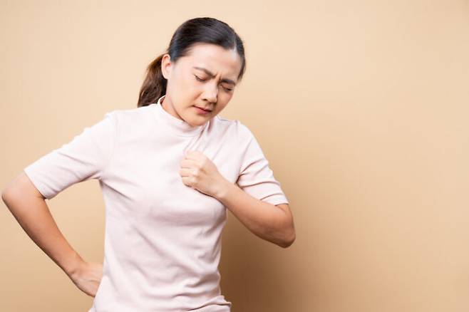 가슴이 심하게 조이거나 압박감이 느껴지는 것은 심장마비의 가장 흔한 증상이지만 다른 질환 때문에도 유사한 증상이 나타날 수 있다.