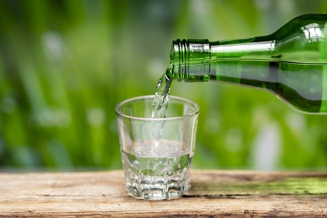 알코올 섭취가 경미한 정도이거나 중등도 이하로 유지하는 것이 치매 위험 감소와 관련 있다는 연구 결과가 나왔다. [사진= 게티이미지뱅크]