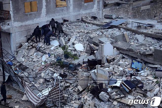 6일 강진으로 시리아 서북부 이들리브 아즈마린의 한 건물이 초토화돼 있다. 2023.2.6 ⓒ AFP=뉴스1 ⓒ News1 정윤미 기자