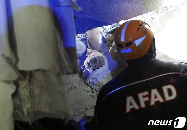 6일 튀르키예 디야르바키르에서 구급대원이 지진으로 무너진 건물 속에서 생존자를 꺼내고 있다. ⓒ 로이터=뉴스1 ⓒ News1 권진영 기자