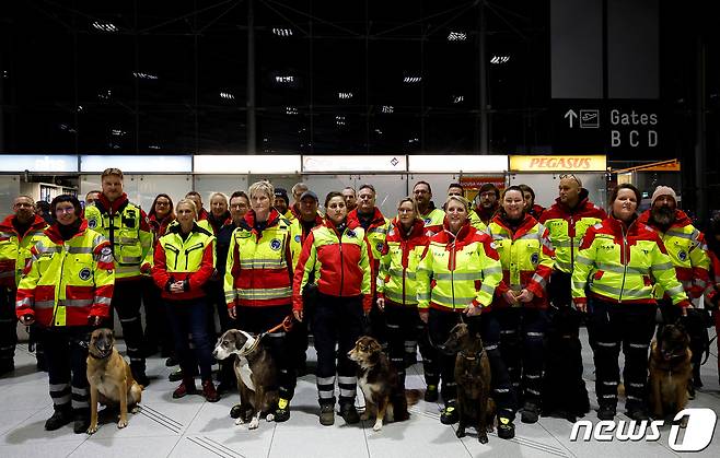 6일(현지시간) 튀르키예 지진 현장에 급파되는 독일 구조원들. 구조원들이 비행기 탑승에 앞서 포즈를 취하고 있다. ⓒ 로이터=뉴스1 ⓒ News1 박형기 기자