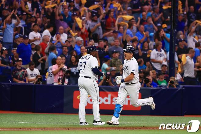 홈런을 친후 환호하는 최지만 ⓒ AFP=뉴스1