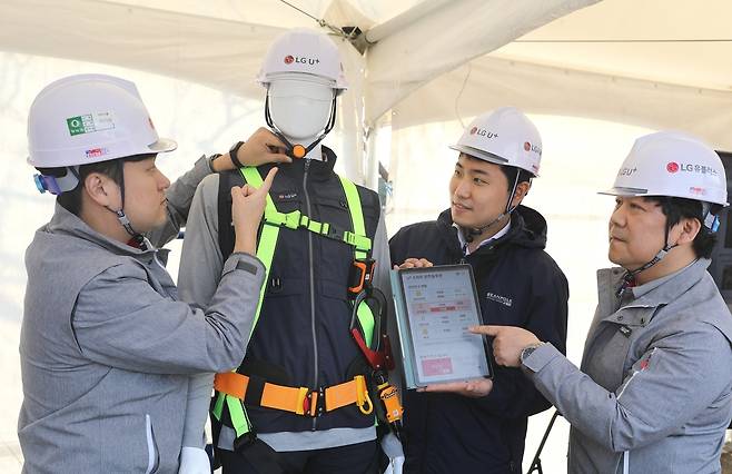 LG유플러스가 사고를 예방하는 '스마트 안전장구'의 사용성을 향상하고 산업안전 솔루션 시장에서의 점유율 확대에 본격 나선다고 7일 밝혔다.(LGU+ 제공)
