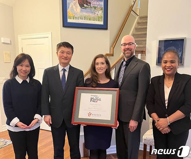 알렉산더(왼쪽에서 2번째)와 안드레아(가운데) 캄파냐씨 부부가 한국관광공사 초청으로 오는 5월14일부터 1주일간 한국을 여행하게 됐다. 사진은 한국관광공사 뉴욕지사 제공.