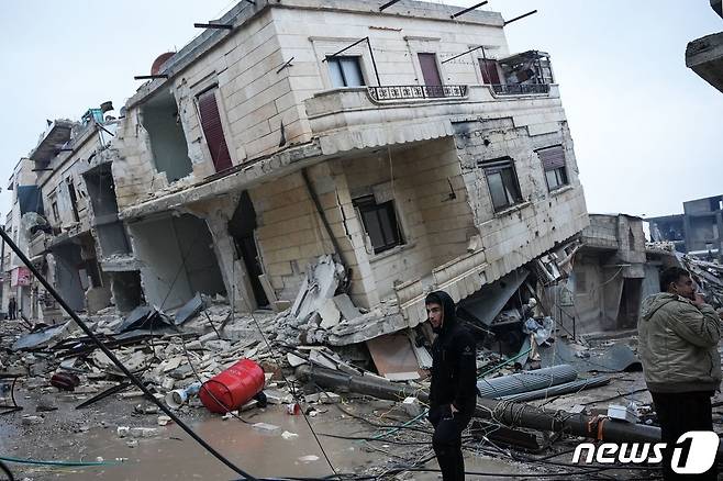 6일(현지시간) 시리아 북서부에서 지진으로 주택이 기울고 곳곳이 파손됐다. ⓒ AFP=뉴스1 ⓒ News1 권진영 기자