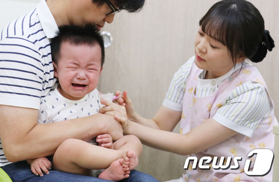 서울 중구 제일병원을 찾은 유아가 독감 예방접종을 하고 있다. /뉴스1 ⓒ News1