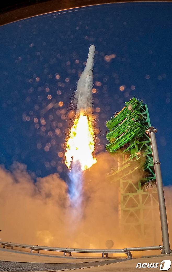 순수 국내기술로 제작된 한국형 최초 우주발사체 '누리호'(KSLV-Ⅱ)'가 21일 전남 고흥군 나로우주센터에서 발사되고 있다. 누리호는 두번째 도전 끝에 발사에 성공했으며 이로써 우리나라는 세계 7번째로 1500kg급 실용 위성을 지구 저궤도(600~800㎞)에 수송할 수 있는 능력을 확보한 국가가 됐다. 2022.6.21/뉴스1 ⓒ News1 사진공동취재단