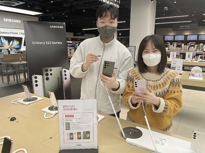 서울 용산 전자랜드 타이푼에서 고객들이 갤럭시 S23 시리즈를 살펴보고 있다(전자랜드 제공).