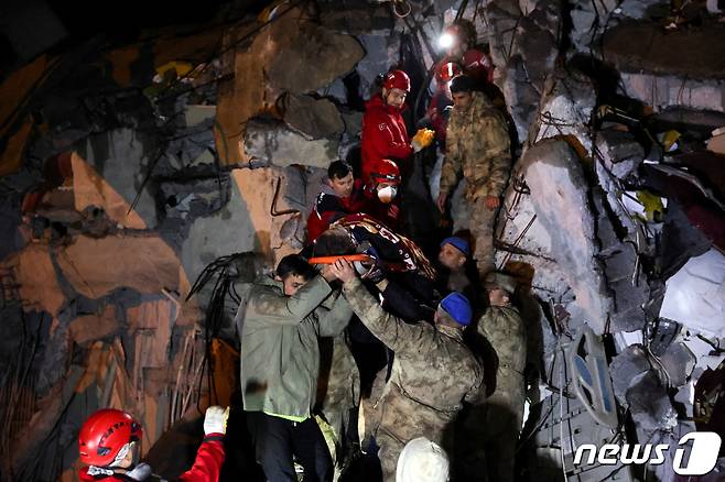 6일(현지시간) 튀크키예 남동부 이스켄데룬에서 무너지 병원 건물 잔해 속에서 구조 작업이 진행되고 있다. ⓒ 로이터=뉴스1 ⓒ News1 최종일 기자
