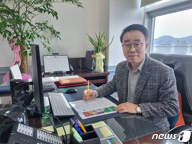 박성호 김해의생명산업진흥원장이 7일 집무실에서 인터뷰 하고 있다..이현동 기자