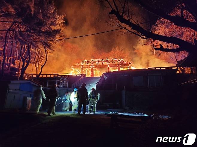 지난해 1월16일  부산 영도구 신선동의 한 사찰에서 화재가 발생한 모습.(부산경찰청 제공).2022.1.16/뉴스1 ⓒ News1
