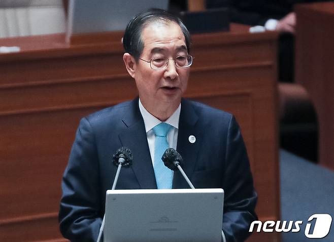 한덕수 국무총리가 7일 오후 서울 여의도 국회에서 열린 제403회 국회(임시회) 제3차 본회의 경제 분야 대정부 질문에서 서영교 더불어민주당 의원 질문에 답변하고 있다. 2023.2.7/뉴스1 ⓒ News1 이재명 기자