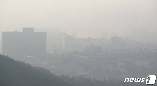 중부지방을 중심으로 미세먼지가 기승을 부리는 7일 오전 서울 중구 남산에서 바라본 도심이 미세먼지로 인해 뿌옇게 보이고 있다. 2023.2.7/뉴스1 ⓒ News1 김민지 기자