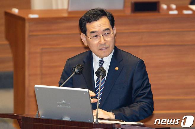 이창양 산업통상자원부 장관이 7일 서울 여의도 국회에서 열린 제403회 국회(임시회) 제3차 본회의 경제 분야 대정부 질문에서 한무경 국민의힘 의원의 질문에 답하고 있다. 2023.2.7/뉴스1 ⓒ News1 유승관 기자