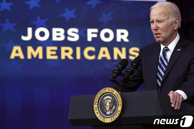 조 바이든 미국 대통령이 3일 (현지시간) 워싱턴 백악관에서 “1월 미국 고용보고서는 미국 경제가 그만큼 강하다는 것을 보여주는 증거”라는 성명을 발표하고 있다. ⓒ AFP=뉴스1 ⓒ News1 우동명 기자
