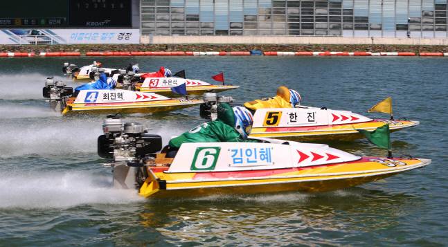 미사리경정장에서 선수들이 플라잉스타트로 경주를 시작하고 있다