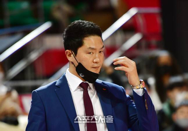 SK 전희철 감독이 지난 12월6일 잠실실내체육관에서 열린 2002-23 프로농구 서울SK와 서울삼성의 경기에서 생각에 잠겨  있다. 잠실 | 강영조기자kanjo@sportsseoul.com