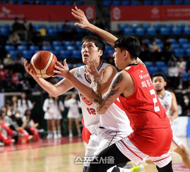울산 현대모비스 함지훈이 7일 잠실학생체육관에서 열린 2022-2023 프로농구 서울 SK와 경기에서 슛을 시도하고 있다. 2023. 2. 7. 잠실학생 | 최승섭기자 thunder@sportsseoul.com