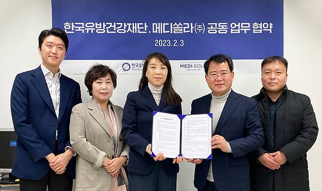 왼쪽부터 메디쏠라㈜의 이돈구 공동대표, 김형미 연구소장, 이승연 공동대표, 한국유방건강재단의 노동영 이사장, 김태우 사무국장.