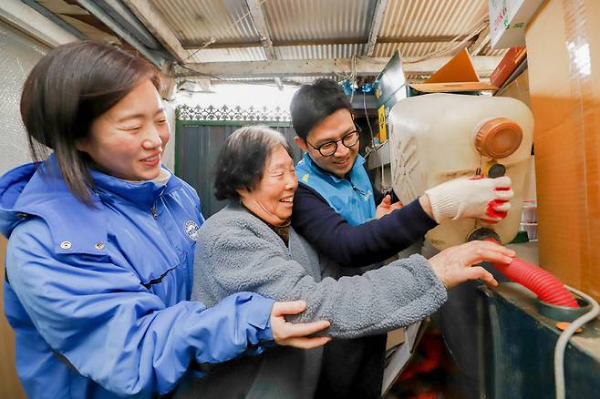 KT&G복지재단이 올겨울 난방비로 어려움을 겪는 에너지 취약계층을 위해 총 8억5000만원을 지원한다. 사진은 KT&G복지재단 관계자들이 서울 강북구 미아동의 한 가정을 방문해 난방연료를 지급하고 있는 모습
