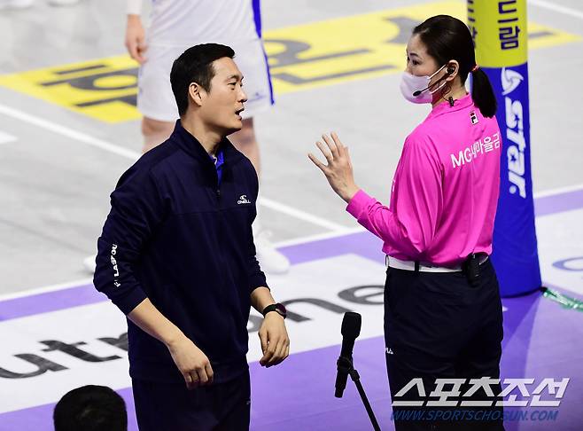 7일 인천 계양체육관에서 배구 V리그 남자부 대한항공과 삼성화재의 경기가 열렸다. 2세트 비디오판독 이후 심판 판정에 어필하는 삼성화재 김상우 감독. 인천=송정헌 기자songs@sportschosun.com/2023.02.07/