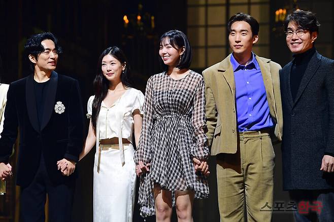 연극 '셰익스피어 인 러브' 기자간담회에 참석한 배우 정문성, 정소민, 채수빈, 이상이, 송영규ⓒ이혜영 기자 lhy@hankooki.com