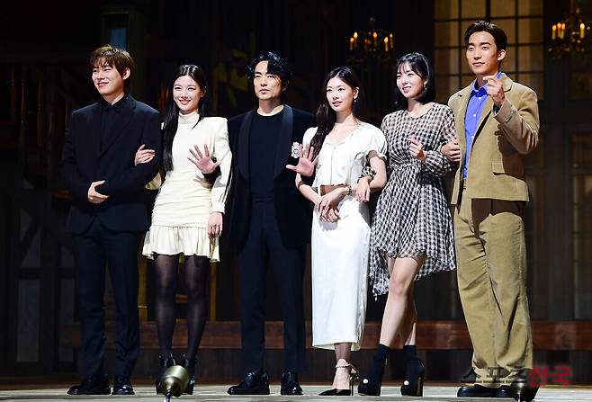 연극 '셰익스피어 인 러브' 기자간담회에 참석한&nbsp;배우 김성철, 김유정, 정문성, 정소민, 채수빈, 이상이. ⓒ이혜영 기자 lhy@hankooki.com