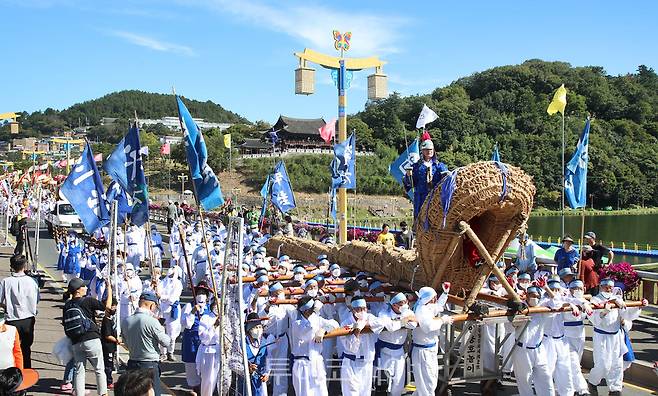 지난해 9월 개최된 제64회 밀양아리랑대축제의 길놀이 프로그램 '무안용호놀이'