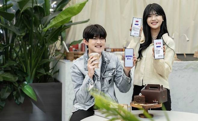 SKT 모델이 ‘우주패스 플러스 구독’ 상품을 이용하는 모습. [사진제공=SKT]