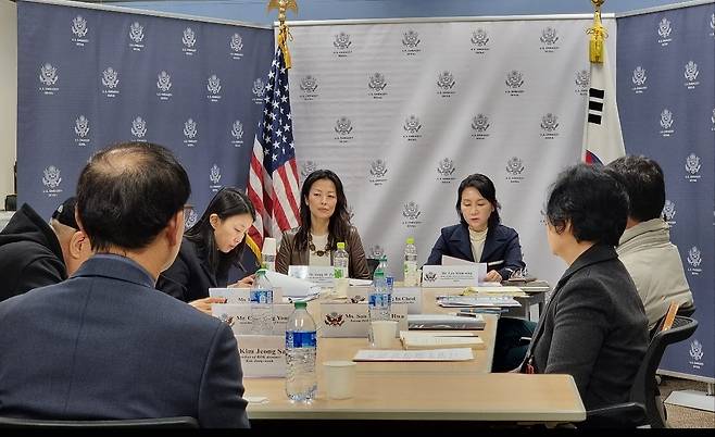 7일 서울 종로구 주한 미국 대사관에서 열린 국군포로, 납북자 가족 간담회에서 참석자들이 대화를 하고 있다. /김은중 기자