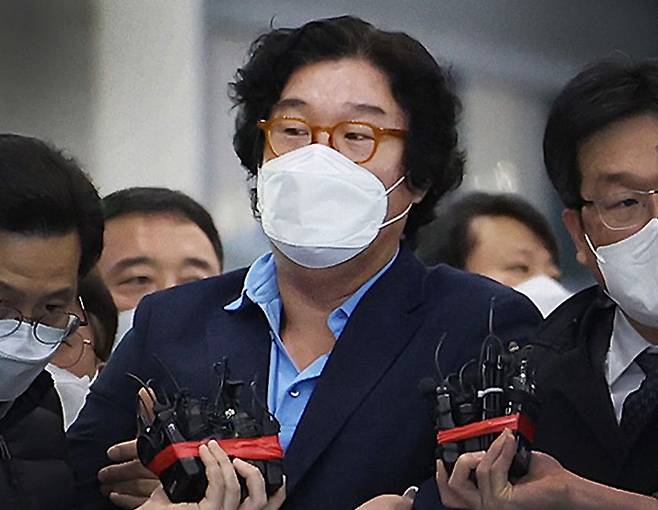 8개월의 장기 해외 도피 끝에 태국에서 붙잡힌 김성태 전 쌍방울그룹 회장이 1월 17일 인천국제공항을 통해 귀국하고 있다. /뉴스1