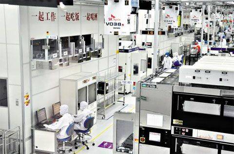 중국 장쑤성(江蘇省) 우시(無錫)에 있는 SK하이닉스의 메모리 반도체 D램 생산 공장 내부. SK하이닉스가 생산하는 D램의 절반 이상이 우시 공장에서 생산된다. /SK하이닉스 제공
