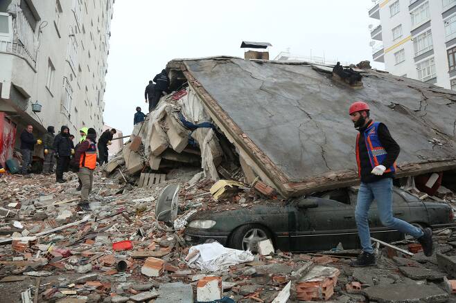 6일(현지 시각) 구조대원들이 지진으로 붕괴한 튀르키예 남동부 디야르바크르의 한 건물에서 실종자를 수색하고 있다. /연합뉴스