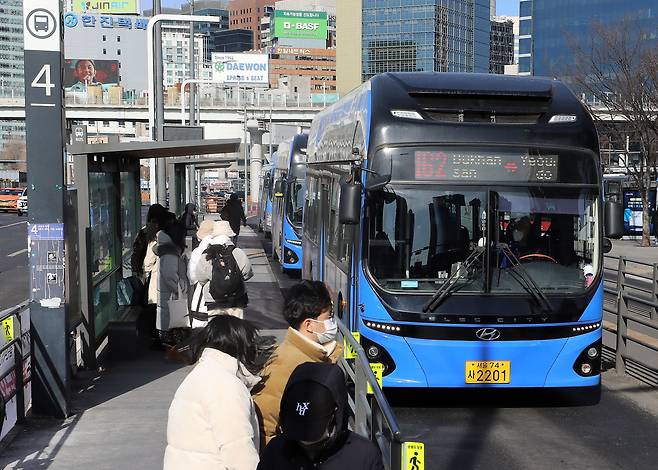 설 연휴 마지막 날인 지난달 24일 오후 서울역 앞에서 버스가 운행되고 있다./뉴스1