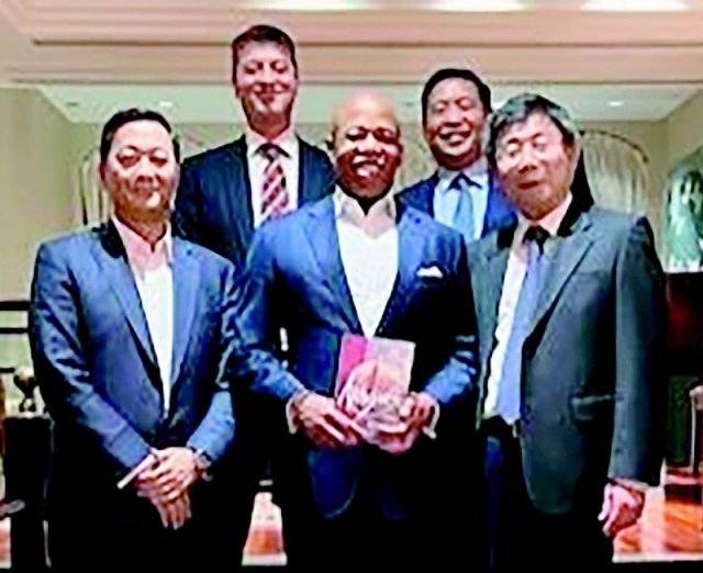 에릭 애덤스 미국 뉴욕시장(앞줄 가운데)이 1일(현지 시간) 주뉴욕 한국총영사관저를 찾아 김의환 주뉴욕총영사(앞줄 오른쪽) 등과 기념 사진을 찍고 있다. 주뉴욕 한국총영사관 제공