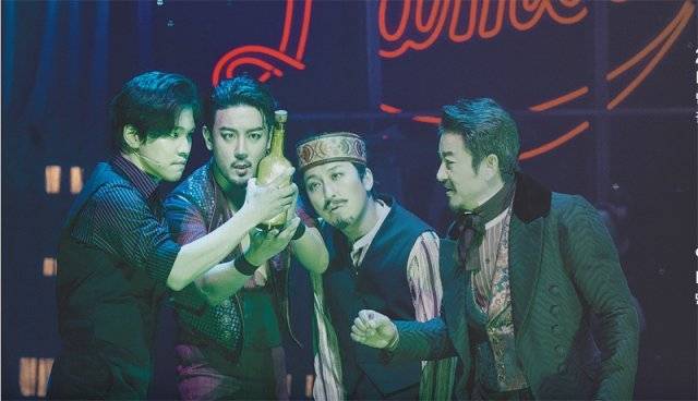 뮤지컬 ‘물랑루즈’에서 주인공 크리스티안(홍광호·왼쪽)이 사랑하는 여성 사틴을 잊기 위해 친구들과 술을 마시며 노래 ‘샹들리에’를 부르는 장면. 지난해 뮤지컬은 전체 공연 티켓 판매액의 76%를 차지하며 공연 시장의 성장을 이끌었다. CJ ENM 제공