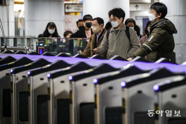 7일 오전 서울 중구 지하철 1호선 서울역에서 시민들이 이동하고 있다. 뉴시스